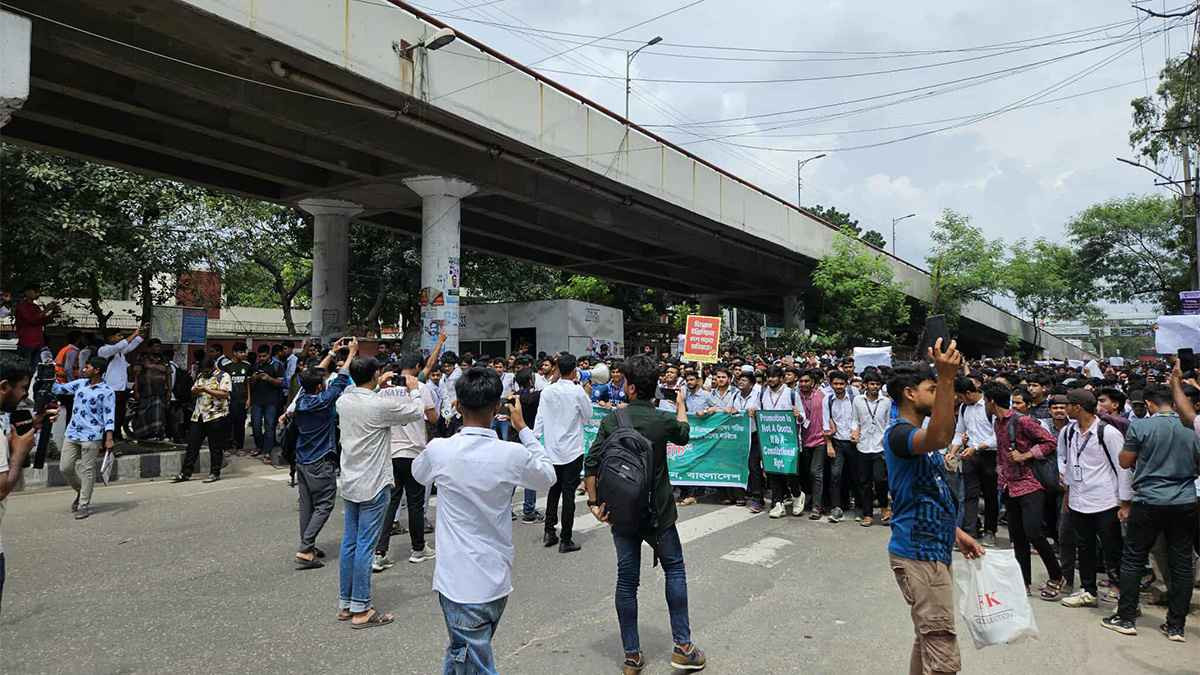 ৭ দফা দাবিতে রাজধানীর তেজগাঁওয়ের সাতরাস্তায় সড়ক অবরোধ করেছে ঢাকা পলিটেকনিক ইনস্টিটিউটের শিক্ষার্থীরা