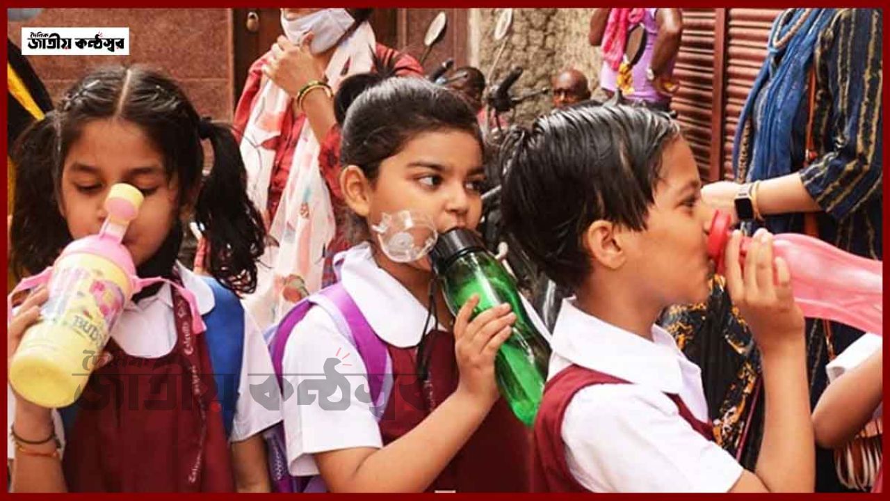 তীব্র তাপপ্রবাহে দেশের সব মাধ্যমিক স্কুল বন্ধ: শিক্ষার্থীদের স্বাস্থ্যঝুঁকি এড়াতে জরুরি সিদ্ধান্ত