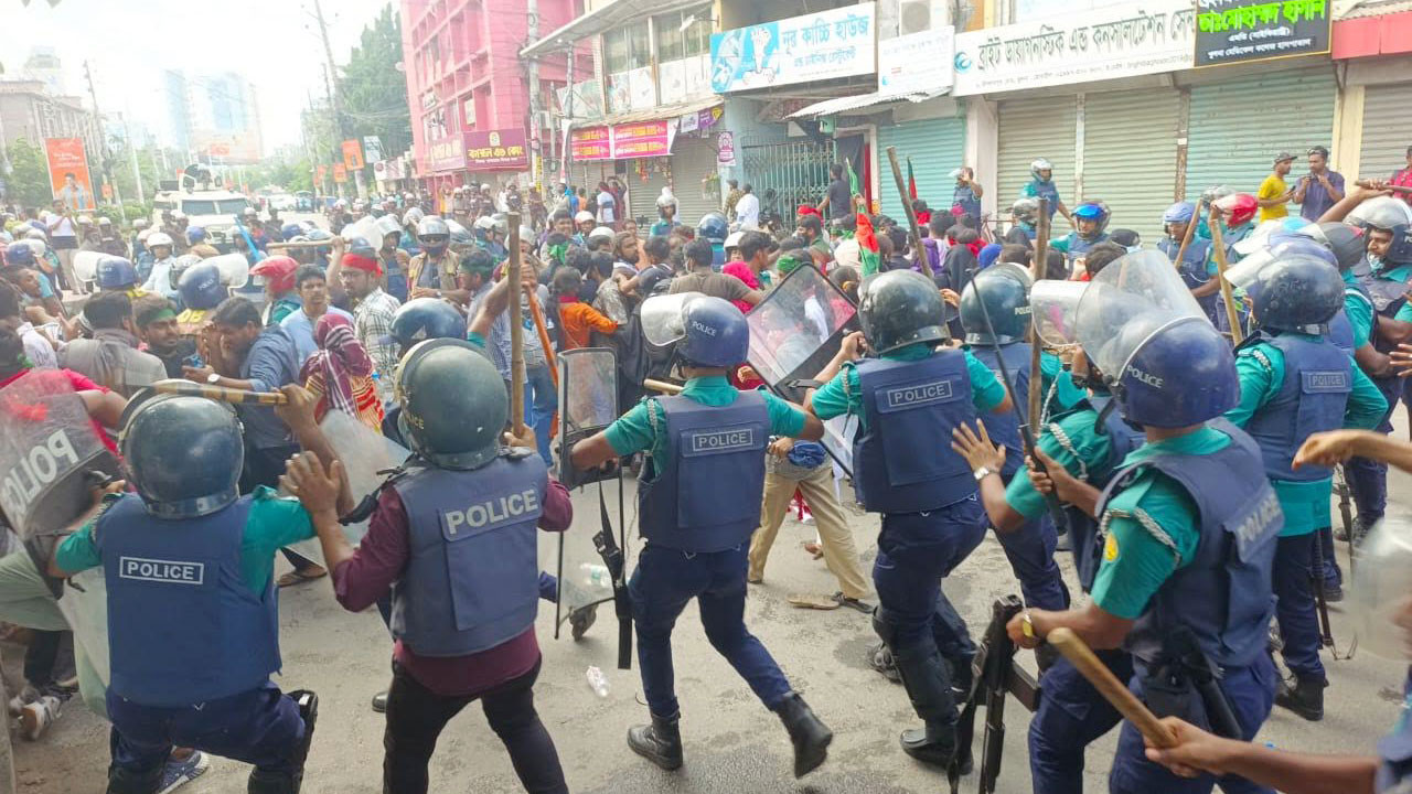 ‘চারিদিকে লালের মধ্যে আমাদের হাসিটা হারিয়ে গেছে’