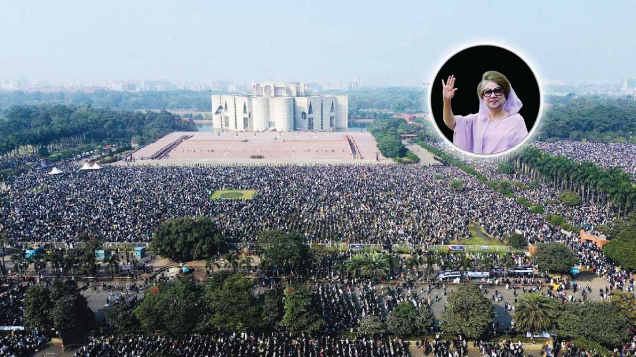 পূর্ণ রাষ্ট্রীয় মর্যাদায় খালেদা জিয়ার দাফন, স্বামীর পাশে চিরনিদ্রায়; নিজ হাতে মাকে কবরে শায়িত করলেন তারেক রহমান