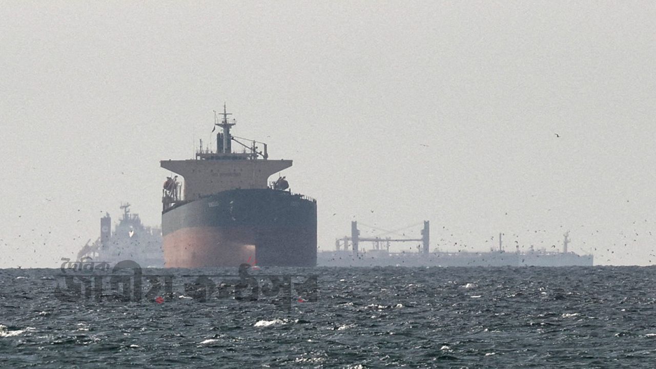 হরমুজ প্রণালি বন্ধের হুমকি: পারমাণবিক স্থাপনায় হামলা হলে কঠোর জবাব দেবে ইরান