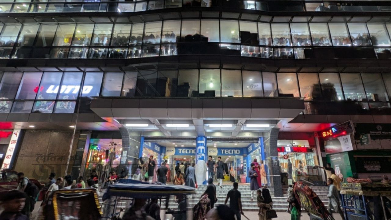 নোয়াখালীর সরকারি নির্দেশনা উপেক্ষা: শপিং মল ও বাণিজ্য মেলায় রাত ৯টা পর্যন্ত বেচাকেনা, সাধারণ মানুষের ক্ষোভ