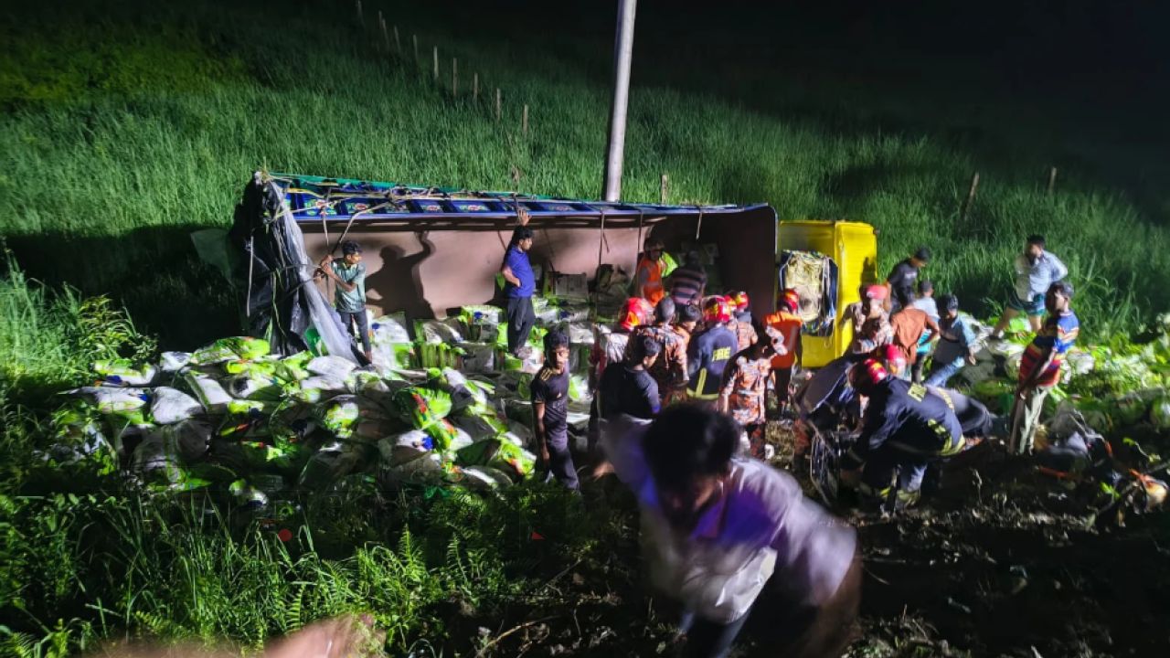 দাউদকান্দিতে ভয়াবহ সড়ক দুর্ঘটনা: চালবোঝাই ট্রাক খাদে, নিহত ৭, আহত ৬