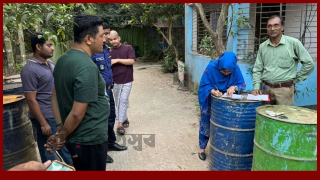 গোপন সংবাদের ভিত্তিতে অভিযান: ব্যবসায়ীর বাড়ি থেকে বিপুল তেল উদ্ধার