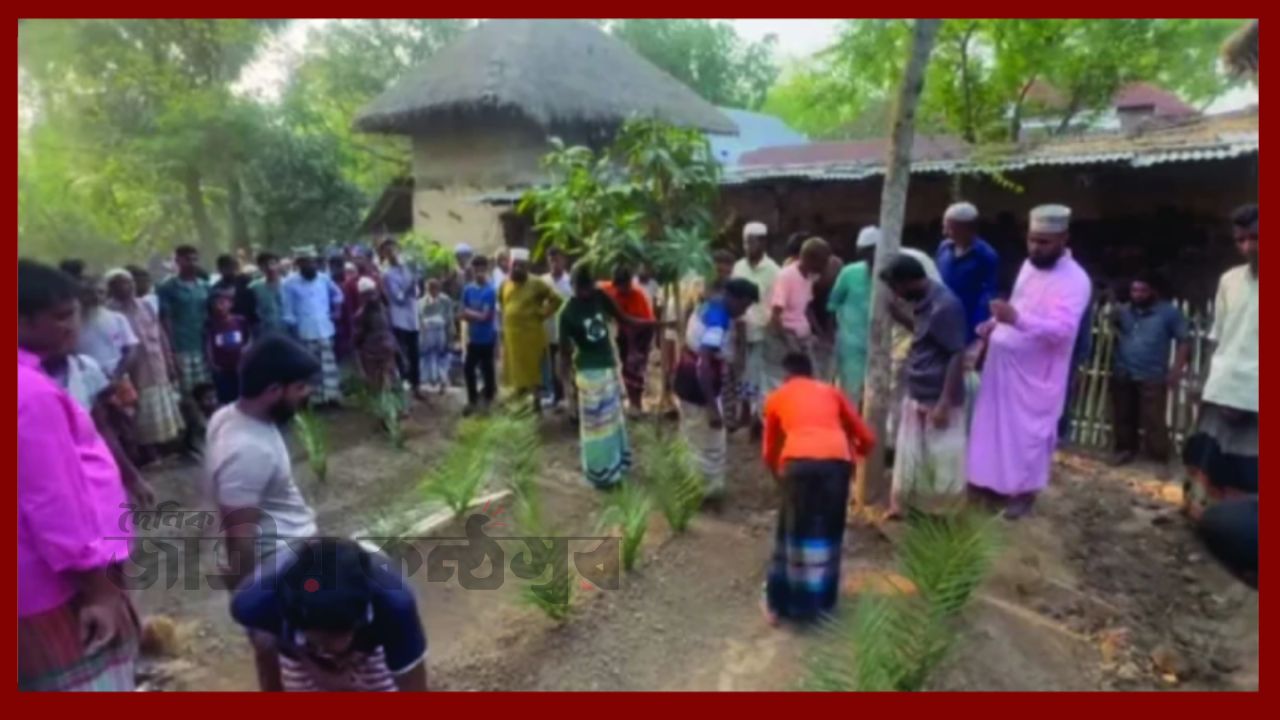 জমি নিয়ে বিরোধ: নওগাঁয় একই পরিবারের ৪ জনকে হত্যা, উঠানেই পাশাপাশি কবর