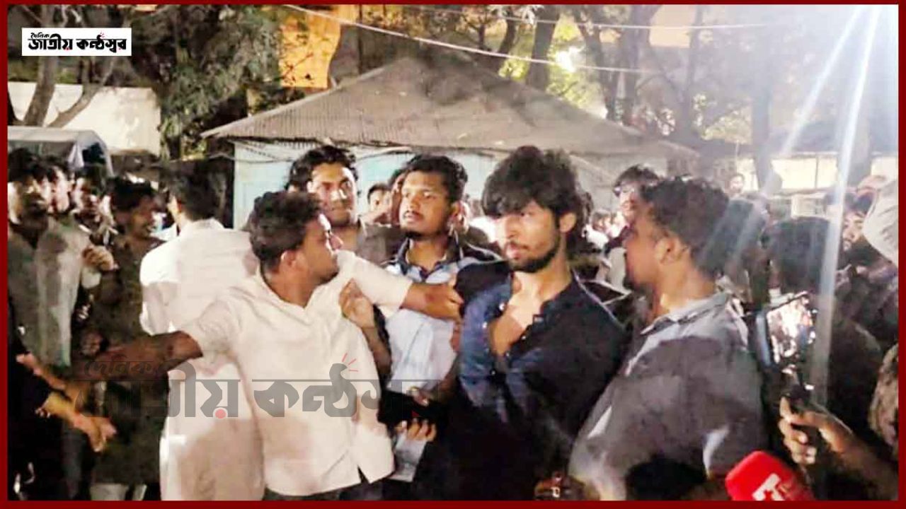 ডাকসু নির্বাচনকে ঘিরে নতুন উত্তাপ, থানার সামনে মুখোমুখি ছাত্রদল ও শিবির