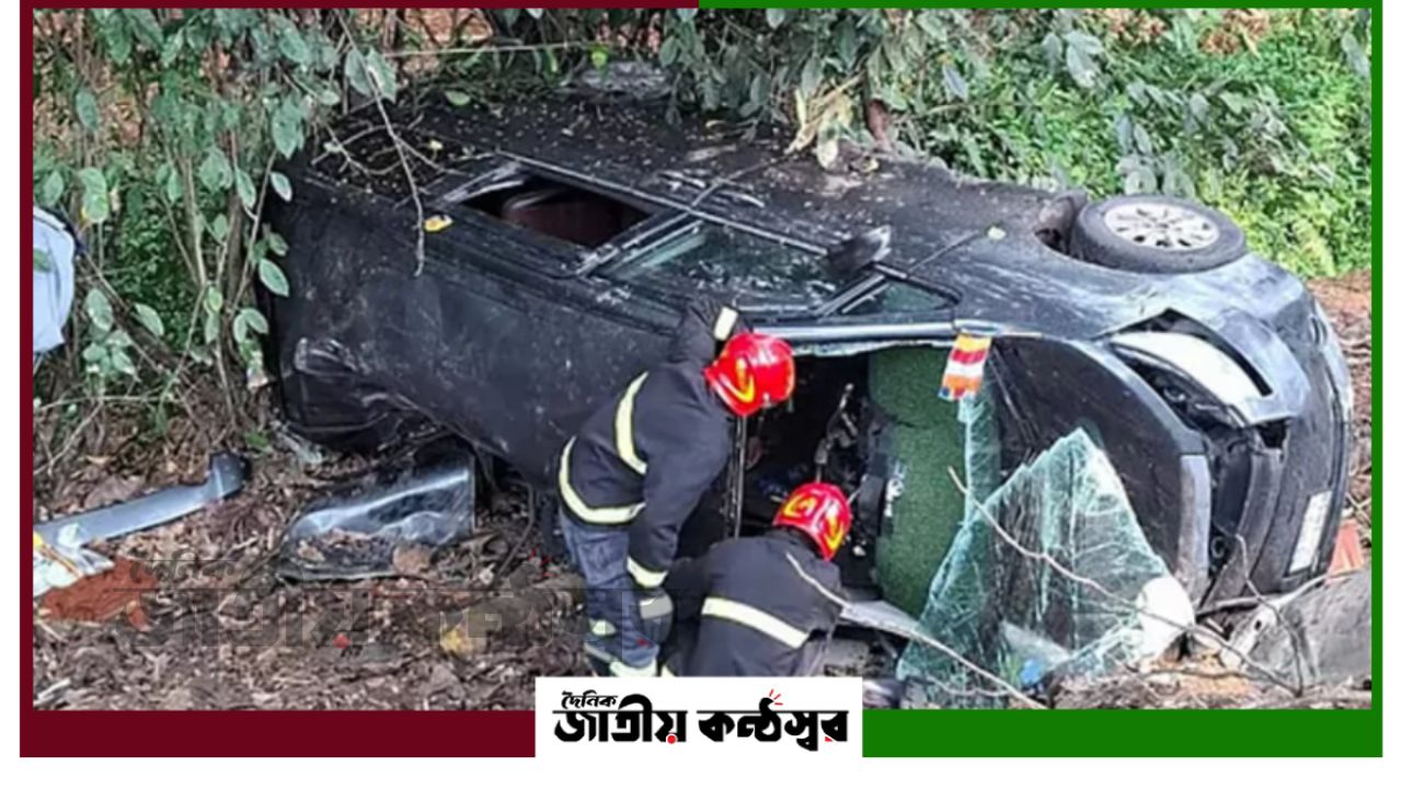 লোহাগাড়ায় নিয়ন্ত্রণ হারিয়ে খাদে মাইক্রোবাস, নিহত ৩