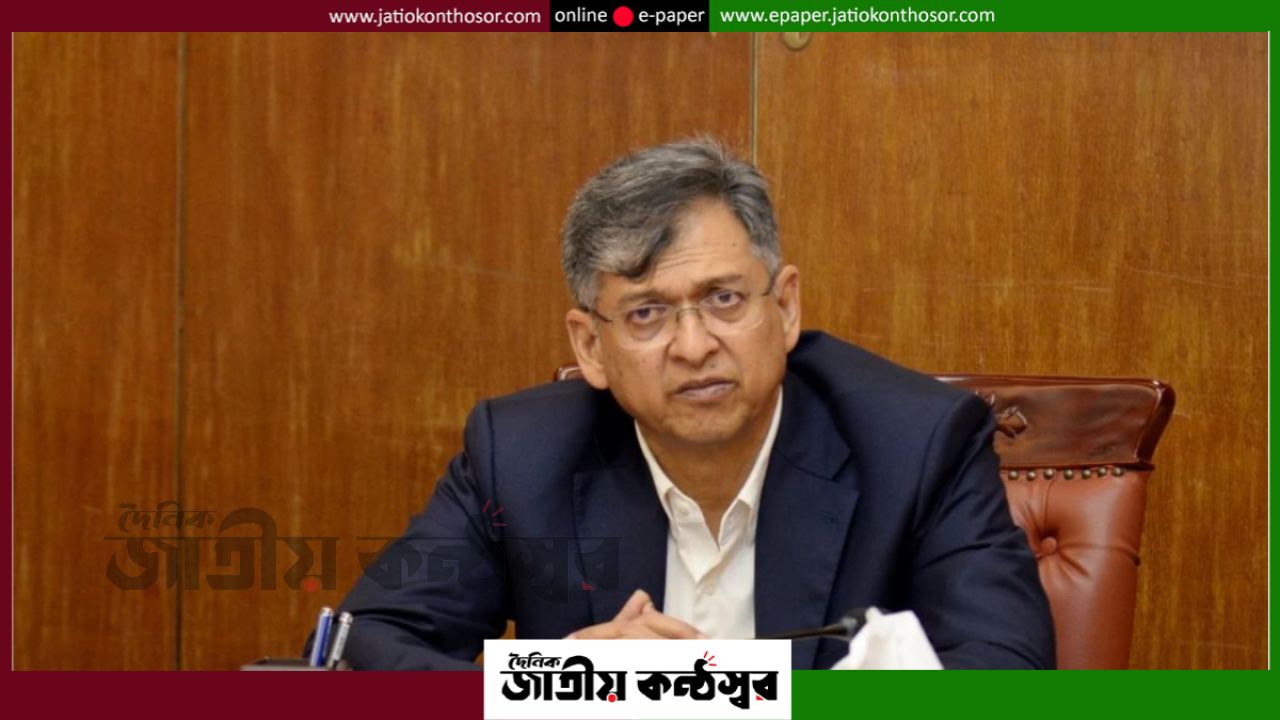 পুলিশের পোশাকে নতুন ছোঁয়া: শার্ট আগের মতো, প্যান্টে ফিরছে খাকি রঙ