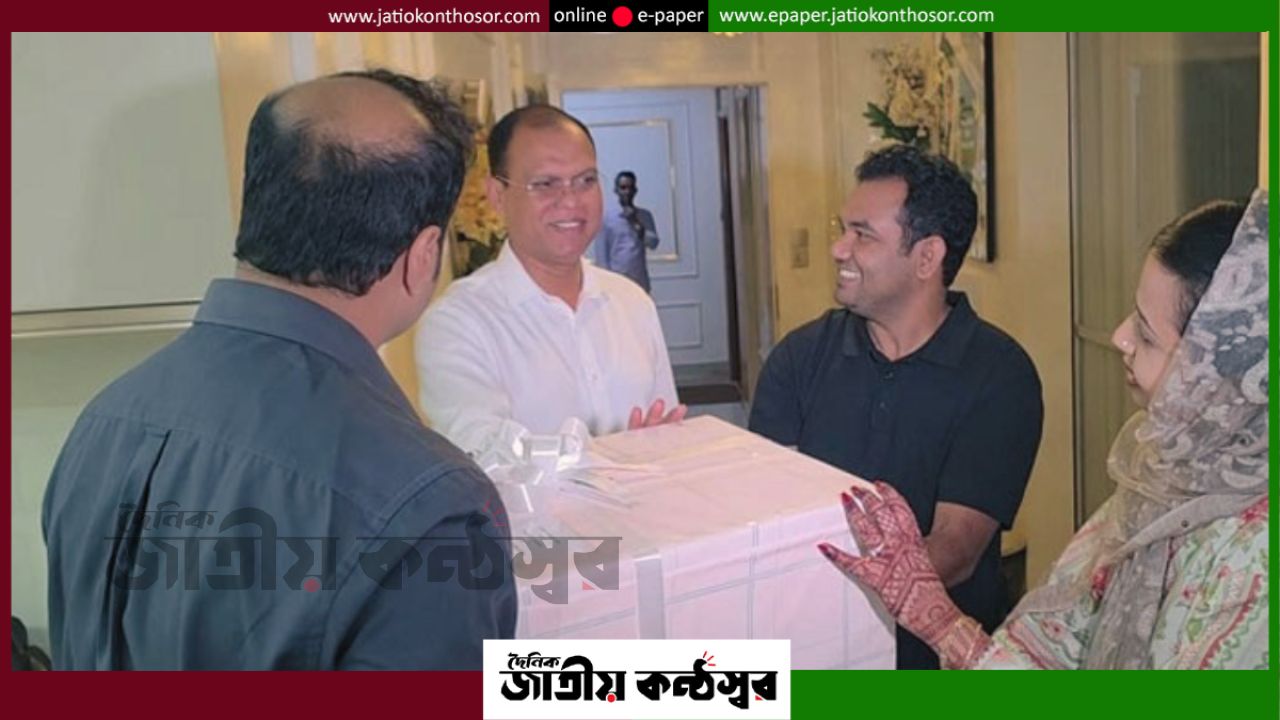 বিয়ের আসরে হঠাৎ হাজিরের পর নবদম্পতিকে উপহার পাঠালেন প্রধানমন্ত্রী