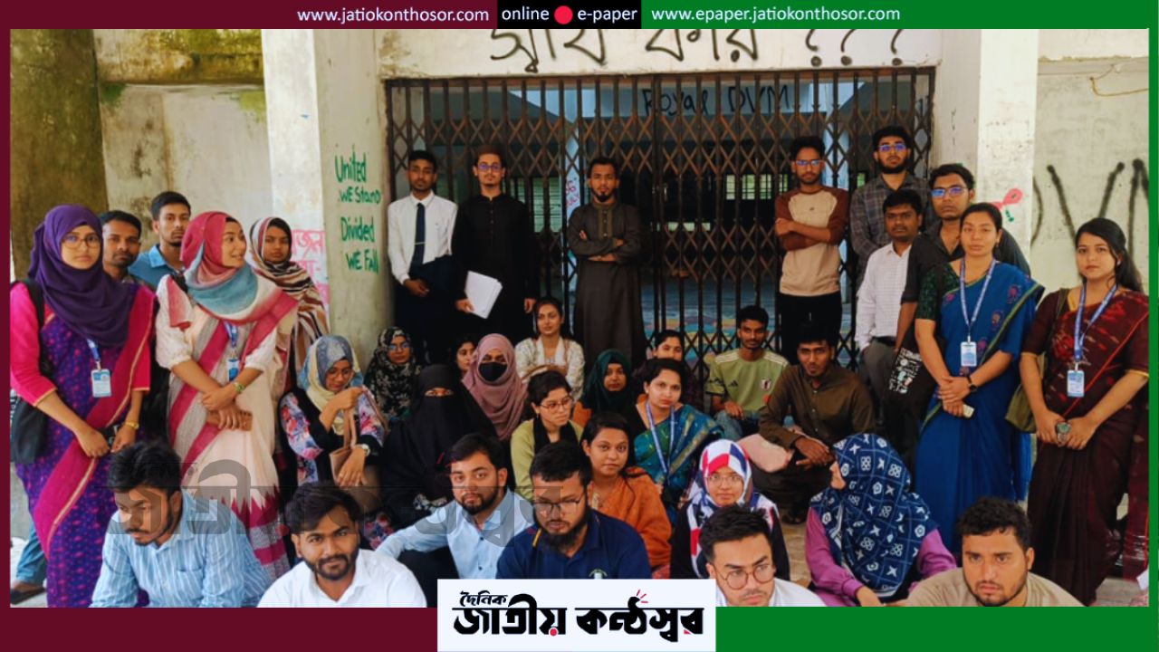 পবিপ্রবিতে ডিফেন্স বন্ধে উত্তাল পরিস্থিতি, একাডেমিক ভবনে তালা ঝুলিয়ে শিক্ষার্থীদের বিক্ষোভ