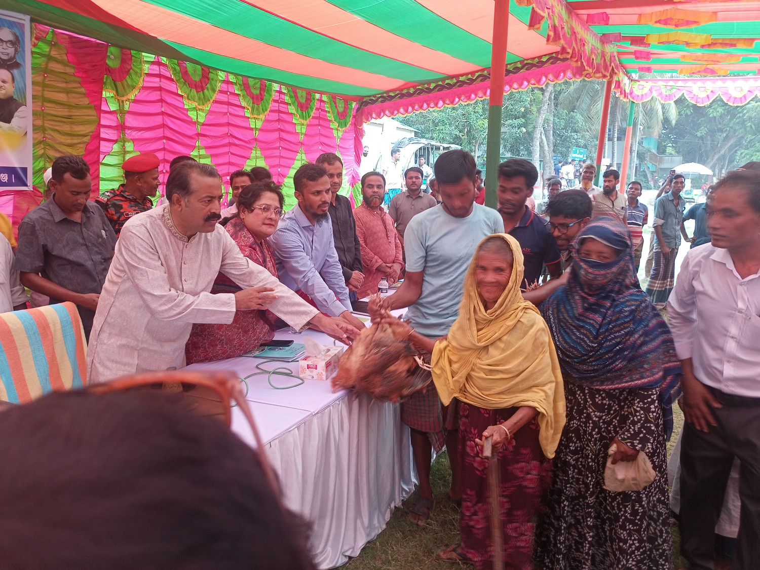 কাজিপুরে সাড়ে ছয়শ সুবিধাভোগীর মাঝে মুরগীর বাচ্চা বিতরণ